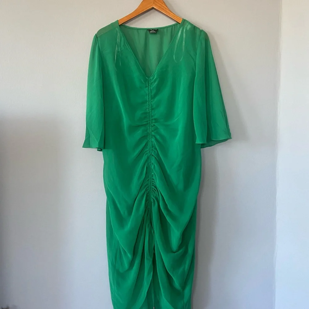 🛑SOLD City Chic Green Cinched Drawn Up Dress - Picture 4 of 11